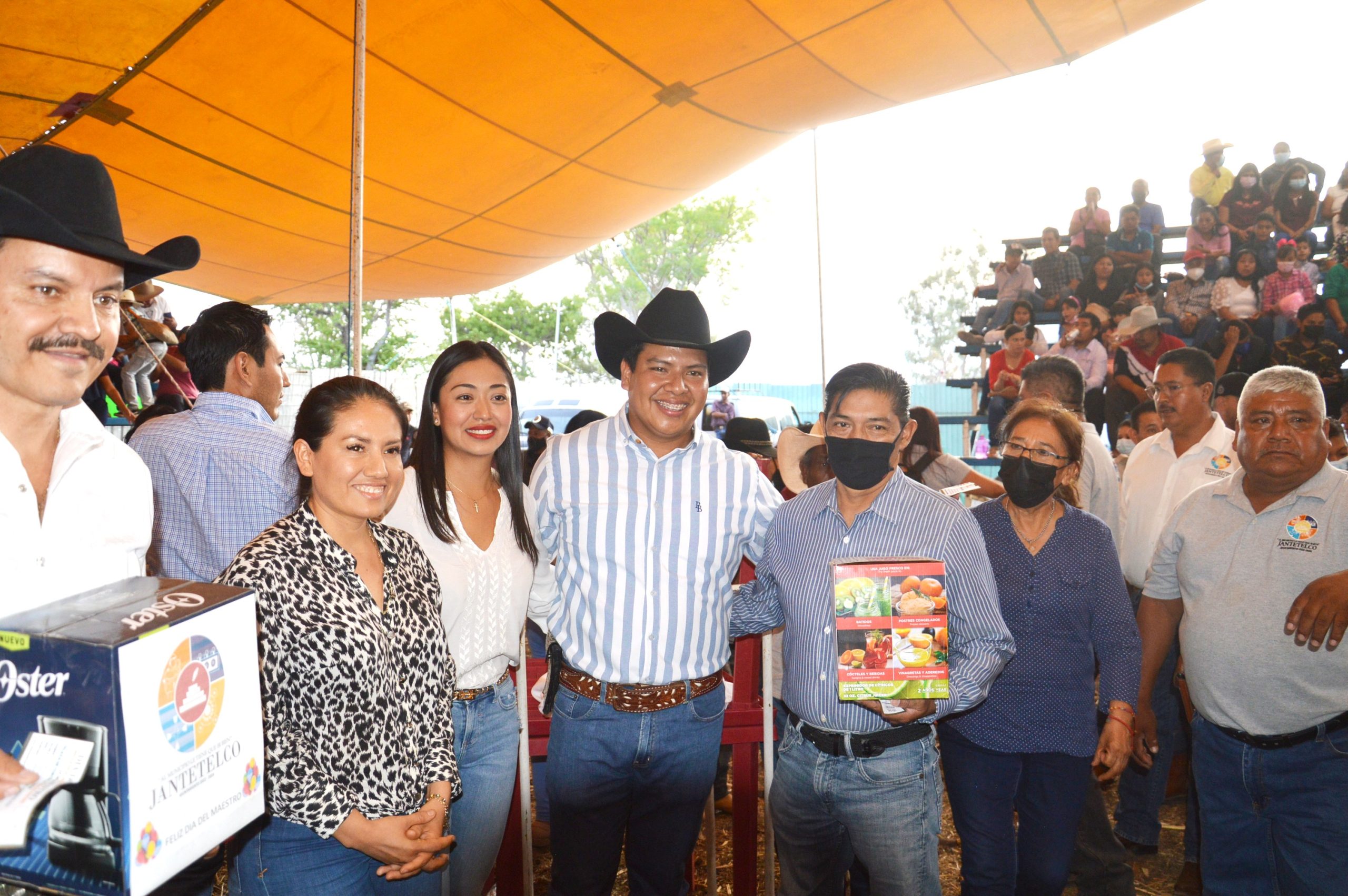 Con jaripeo-baile y rifas de regalos, Ángel Augusto Domínguez Sánchez  celebró a los maestros de Jantetelco. - Boletín de Morelos