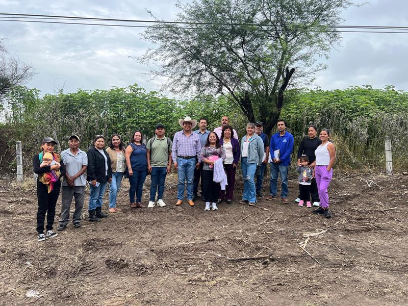 En Jantetelco en puerta proyecto de Escuela Indígena