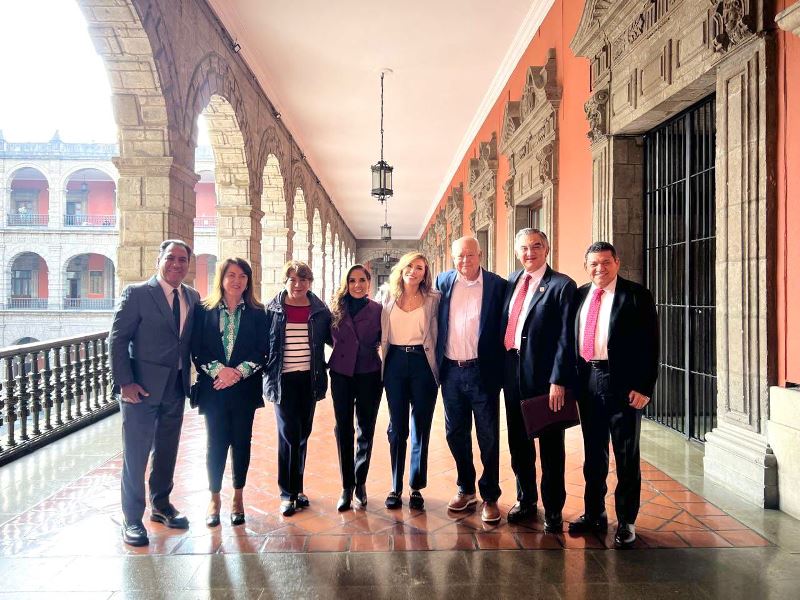 Reafirma Margarita González Saravia compromiso con la salud universal y gratuita durante reunión en palacio nacional